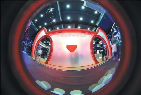  ?? LI ZHONG / FOR CHINA DAILY ?? A fish-eye view of customers experienci­ng ‘New Retail’ hall of Tmall in Hangzhou in October.