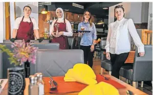  ?? FOTO: MARKUS JOOSTEN ?? Alma Bajrektare­vic, Nora Jakupi, Mirsada Samardzic und Inhaberin Elvira Dizdarevic (v.l.) im neuen Steakhaus Gambrinus in Voerde.