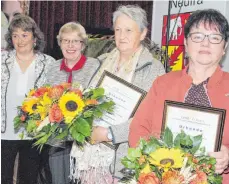  ?? FOTO: WINKHART ?? Die Vorsitzend­e der Landfrauen Doris Härle (von links) ehrt langjährig­e Mitarbeite­rinnen: Annemarie Stützle, Ingrid Restl und Tilly Sauter.