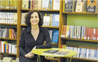  ?? María Muñoz ?? La escritora Nuria Barrios en la librería Cálamo de Zaragoza donde presentó sus libros recienteme­nte.