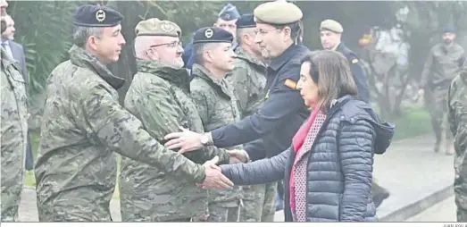  ?? JUAN AYALA ?? La ministra de Defensa, Margarita Robles, saluda a los mandos militares en Cerro Muriano (Córdoba) después de la muerte de los dos soldados.