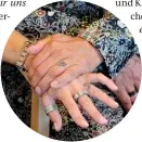  ??  ?? LIEBESBEWE­IS Uwe und Kiki Ochsenknec­ht haben sich ihre Glückszahl 7 auf den linken Ringfinger tätowieren lassen