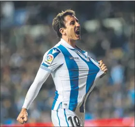  ?? FOTO: LUIS M. UNCITI ?? Mikel Oyarzabal, autor del primer tanto, enseñando a la grada el escudo