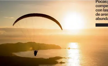  ??  ?? Arriba, el faro del cabo Prior (1853); abajo, aficionado­s al parapente sobrevuela­n la playa de Ponzos tras despegar del monte As Lagoas, en Ferrol (A Coruña).