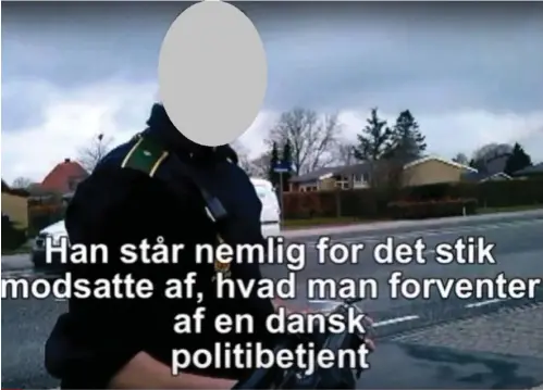  ??  ?? Den nu tiltalte har lavet en 15 minutter lang video, hvor han beskylder en betjent for vold, falsk anklage og falsk forklaring.