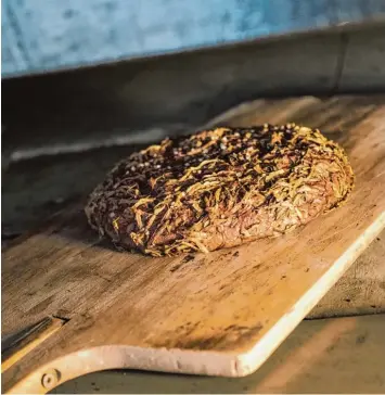  ?? Foto: Nicolas Armer, dpa ?? So sieht es aus, das Heimatbrot, das der oberfränki­sche Bäcker Andreas Fickensche­r hergestell­t hat. Brot brauche heutzutage eine Bühne, sagt er.