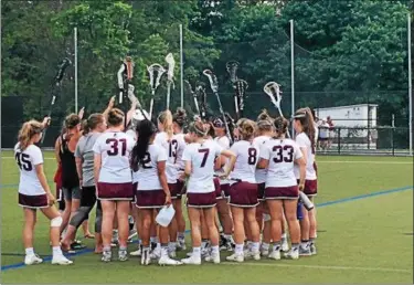  ?? ANDREW ROBINSON — DIGITAL FIRST MEDIA ?? The Abington girls lacrosse team prepares for their game with Souderton Tuesday.