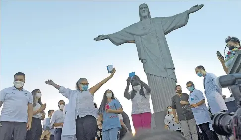  ?? AFP ?? Al pie del Cristo Redentor, en Rio de Janeiro, se comenzó con la campaña nacional en Brasil/