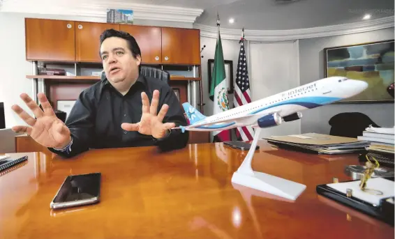  ?? ROBERTO HERNÁNDEZ ?? El director general adjunto de Interjet, Carlos del Valle, en su oficina en la Ciudad de México, durante la entrevista