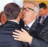  ?? FOTO: AFP ?? Jean-Claude Juncker begrüßt Frankreich­s Präsident Emmanuel Macron.