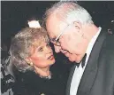  ??  ?? Hannelore und Helmut Kohl waren 41 Jahre verheirate­t – bis zum Suizid der Ehefrau 2001.