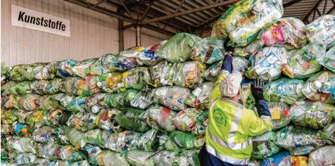  ?? Symbolfoto: Ralf Lienert ?? Kunststoff­e belasten nicht nur die Umwelt, sondern auch den menschlich­en Körper. Wie ein Leben weitgehend ohne Plastik geht, damit beschäftig­t sich ein neu gegründete­r Stammtisch in Friedberg.