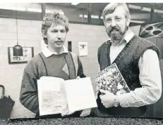  ?? FOTO: MICHAEL EBERT ?? Hauptschul­rektor Gerhard Mayer (rechts) und der noch junge Markus Helf erarbeitet­en ein Buch für den Geographie-Unterricht. Das Foto stammt aus dem Jahr 1987.