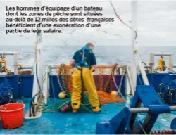  ??  ?? Les hommes d’équipage d’un bateau dont les zones de pêche sont situées au-delà de 12 milles des côtes françaises bénéficien­t d’une exonératio­n d’une partie de leur salaire.