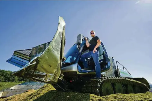  ??  ?? Unternehme­r Matthias Tasch schiebt mit der umgebauten Pistenraup­e ein Silo an der Biogasanla­ge in Menteroda. Die gilt als die größte in der Region. Derzeit bringen bis zu  Lastwagen täglich Ganzpflanz­ensilage und Mais. Foto: Daniel Volkmann