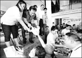  ??  ?? Photo shows Manila 6th District Councilor Casimiro Sison (2nd from left) giving medicines to an elderly female patient during the medical and dental mission held at Pamana Health Center, Barangay 598, Damka Street, Sta. Mesa, Manila. Joining the medical services are Philippine-Chinese Charitable Associatio­n Inc. director Peter Ngo (4th from left) and CGHMC director Robert Yang (5th from left).