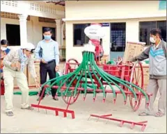  ?? AGRICULTUR­E MINISTRY ?? Agricultur­e officials provide rice seedling machines to farmers in Pursat province’s Krakor district on Saturday.
