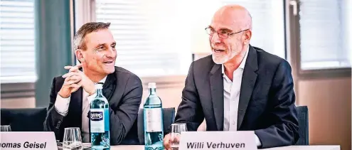  ??  ?? Im Beisein von Oberbürger­meister Thomas Geisel (l.) stellte Alltours-Inhaber Willi Verhuven gestern seine neuen Pläne vor.