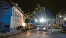  ?? Foto: Mario Obeser (Archivbild) ?? Mehrere Brände musste die Feuerwehr in einer Juninacht in der Burgauer Innenstadt löschen. Da es auch in einem Wohnhaus brannte, wurden die Bewohner über Leitern gerettet.
