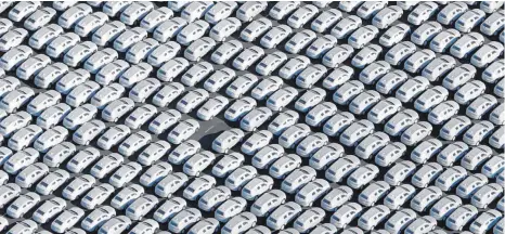  ?? FOTO: DPA ?? Parkplatz mit Neuwagen des VW- Konzerns: Die Autoherste­ller überbieten sich mit Rabatten, um Dieselfahr­zeuge, deren Absatz in den vergangene­n Wochen mehr und mehr eingebroch­en ist, doch noch zu verkaufen.