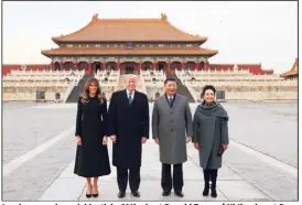  ?? (Photo EPA) ?? Les deux couples présidenti­els, Mélania et Donald Trump / Xi Jimping et Peng Liyuan, posant dans la Cité interdite à Pékin.