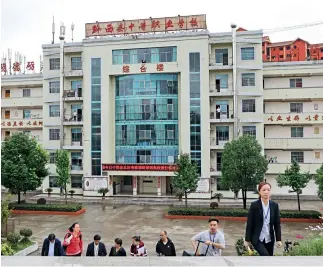  ??  ?? Escuela Vocacional Secundaria del Distrito de Qianxi, en la ciudad de Bijie.