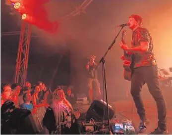  ?? FOTO: FELIX OECHSLER ?? Die Headliner des Festivals – die schwedisch­e Band „Johnossi“– spielten am Freitagabe­nd im Zelt. Im Bild: Oskar Bonde alias Ossi.