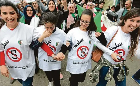  ?? FOTO ČTK/AP ?? Popáté už ho nechceme. Desetitisí­ce lidí včetně žen včera v Alžíru protestova­ly proti pátému mandátu nemocného prezidenta Butefliky.