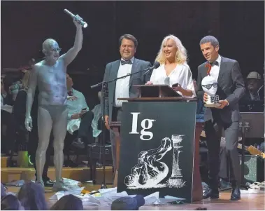  ?? GZA. IG NOBEL ?? FESTEJO. Los científico­s premiados con el “anti Nobel” recibieron con humor la estatuilla.