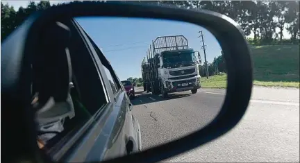  ??  ?? CAMINERÍA RURAL. Olivera dijo que la propuesta es para lograr equidad y que quienes más usan los caminos sean los que los arreglen.