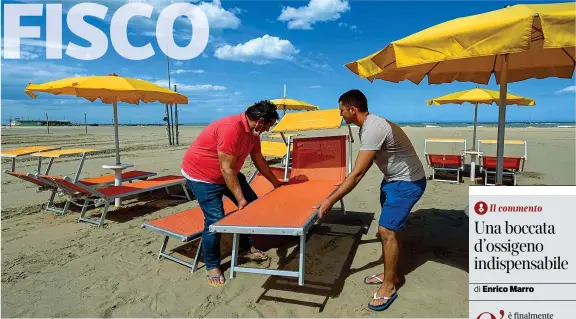  ??  ?? In spiaggia
Prove di composizio­ne di lettini ed ombrelloni a Cesenatico, in Romagna