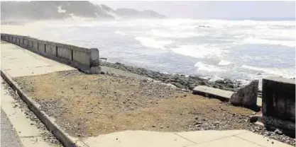  ?? Picture: QHAMANI LINGANI ?? IN NEED OF A FIX: The Esplanade pavement is still not fixed with tens of thousands of people expected to descend upon the beachfront area over the festive season