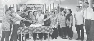  ??  ?? ULANG TAHUN: Ranum (enam kiri) bersama jawatankua­sa Gereja St Gregory Kampung Selampit memotong kek ulang tahun ke-53 gereja tersebut.