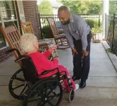  ??  ?? Ricky Griffin, administra­tor of Alcoa Pines Health and Rehabilita­tion, talks with a resident.