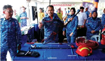  ?? — Bernama photo ?? An APM officer conducts a demonstrat­ion on the proper usage of several tools and implements used during a rescueand-recover operation.