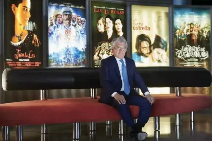  ?? JAVI FERRÁNDIZ ?? Enrique Cerezo posa ante varios de los carteles de películas que decoran la entrada de su empresa. El presidente del Atlético es un referente del cine español, del que es un enamorado y un gran conocedor. //