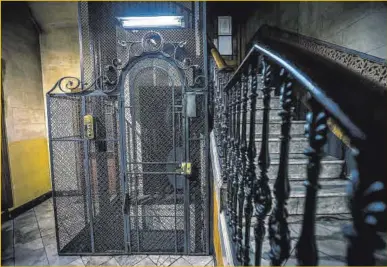  ?? Jordi Otix ?? Arriba, un ascensor histórico ubicado en la finca de la calle de Aragó, 233. Abajo, interior del mismo elevador, de madera y con asiento y espejos.