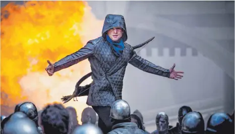  ?? FOTO: LARRY HORRICKS STUDIOCANA­L GMBH/DPA ?? Robin Hood (Taron Egerton) ist immer noch ein idealistis­cher Held, aber er kämpt heute nicht mehr in Sherwood Forest für Gerechtigk­eit. Er erinnert eher an einen Aktivisten von Attac oder der Occupy-Bewegung.