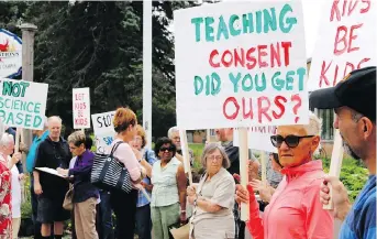  ?? DARCY CHEEK FILES ?? More than 30 people protest against Ontario’s updated sex-education curriculum outside the Brockville office of Leeds-Grenville MPP Steve Clark in September 2015.