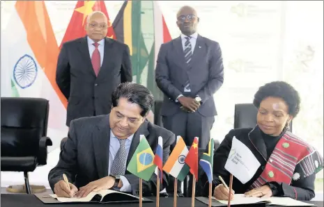  ?? PHOTO: SIMPHIWE MBOKAZI/ANA ?? New Developmen­t Bank (NDB) (left) President K V Kamath and Internatio­nal relations Minister Maite Nkoane Mashabane sign at the official launch of the NDB regional centre in Sandton, Johannesbu­rg, while President Jacob Zuma and the finance minister...