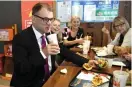  ?? FOTO: LEHTIKUVA/JUSSI NUKARI ?? AMERIKANSK­T I KINA. Statsminis­ter Juha Sipilä passade på att besöka Burger King i Dalian i Kina.