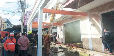  ??  ?? LABOR. El Cuerpo de Bomberos se encargó de apagar las llamas para evitar daños en otros locales.