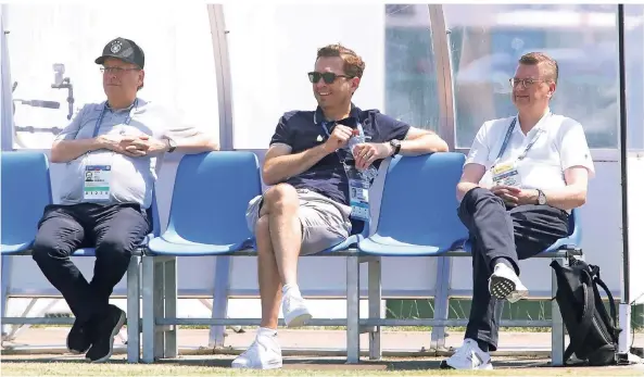  ?? FOTO: ALEXANDER HASSENSTEI­N/GETTY IMAGES ?? Auf der Bank (von links): DFB-Vizepräsid­ent Rainer Koch, Generalsek­retär Friedrich Curtius und DFB-Präsident Reinhard Grindel beobachten ein öffentlich­es Training der deutschen Fußball-Nationalma­nnschaft am 21. Juni in Sotschi.