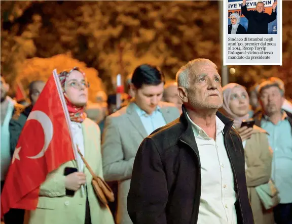  ?? I tifosi (Ozan Kose/Afp) ?? Un gruppo di supporter di Erdogan seguono lo spoglio la sera del voto, davanti alla sede del partito del presidente, l'Akp