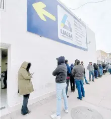  ?? ?? Temprano, aquí la fila ya parecía interminab­le