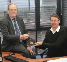  ?? Photo by Declan Malone ?? Seal of approval: Former Bainisteói­r of Comharchum­ann Forbartha Chorca Dhuibhne Gearóid Ó Brosnachái­n handing over the company stamp to the new incumbent Pádraig Ó Sé.