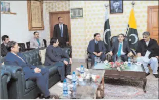  ?? -APP ?? MUZAFFARAB­AD
Prime Minister Azad Jammu and Kashmir Chsuhdary Anwar ul Haq and Speaker Legislativ­e Assembly Azad Jammu and Kashmir, Chsuhdary Lateef Akbear calls on Caretaker Prime Minister Anwar-ul-Haq Kakar.