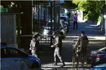  ?? Pilar Olivares - 26.mai.20/Reuters ?? Policiais em frente ao Palácio Laranjeira­s, residência de Wilson Witzel (RJ), em operação