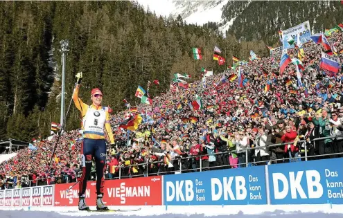  ?? FOTO: ALEXANDER HASSENSTEI­N ?? Unter dem Jubel der 15.000 Zuschauer auf der gewaltigen Stadiontri­büne läuft Denise Herrmann zu Silber in der Verfolgung.