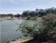  ?? FOTOS: JONATHAN JUÁREZ ?? El sitio se caracteriz­a por un pequeño pozo de aguas termales, en el que juegan los niños y acuden las personas para encontrar algún alivio a sus males.